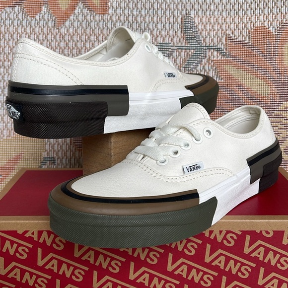 Vans WMNS Authentic Rearrange
Utility Block Blanc De BIack
VN000CSAJVY
Sneakers - Picture 3 of 16